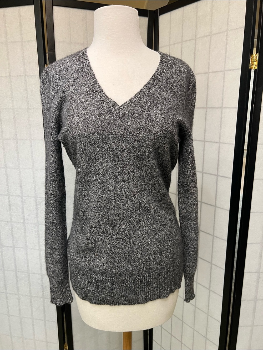 Only Mine - V-Neck Women's Cashmere Sweater in Heather Gray